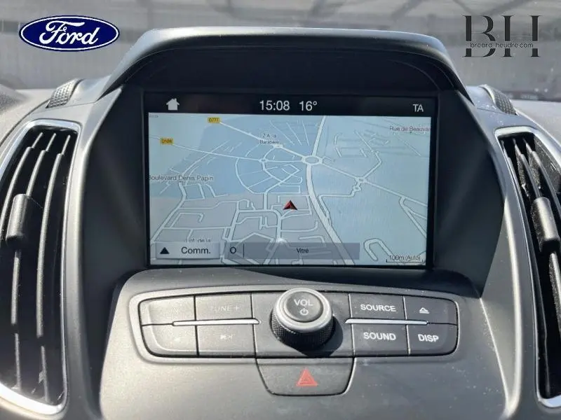 Vue rapprochée de l’écran tactile du GPS du Ford Grand C-MAX 2017 avec commandes audio et ventilation visibles.