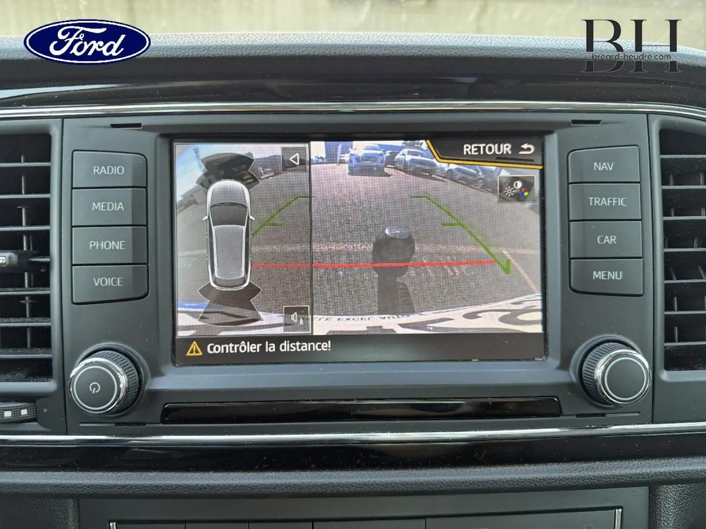 Écran tactile de caméra de recul dans tableau de bord d’une SEAT LEON ST blanc Candy, vue intérieure frontale.