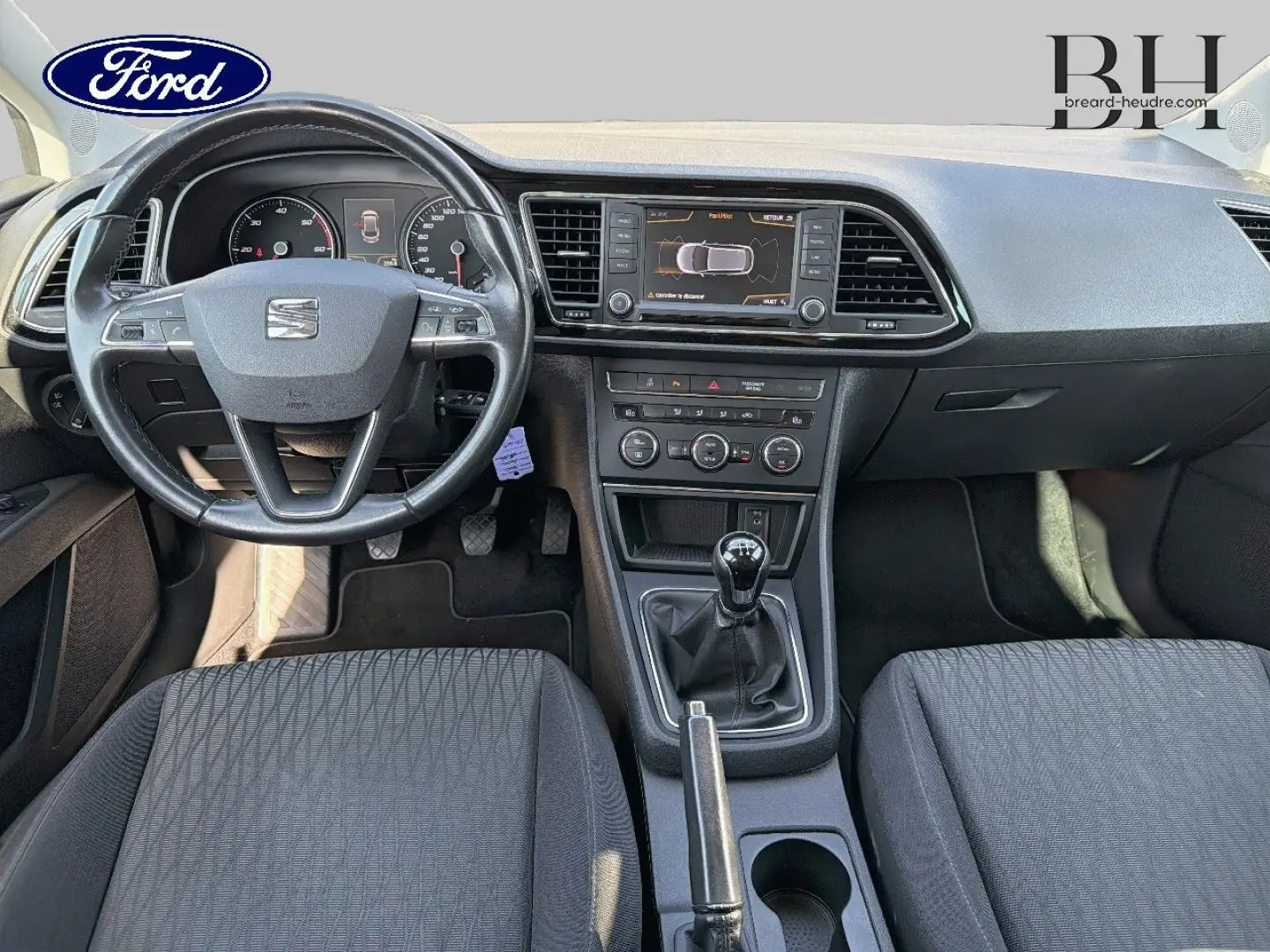 Intérieur noir de SEAT Leon ST 2017, vue frontale du tableau de bord et volant avec levier de vitesse manuel.