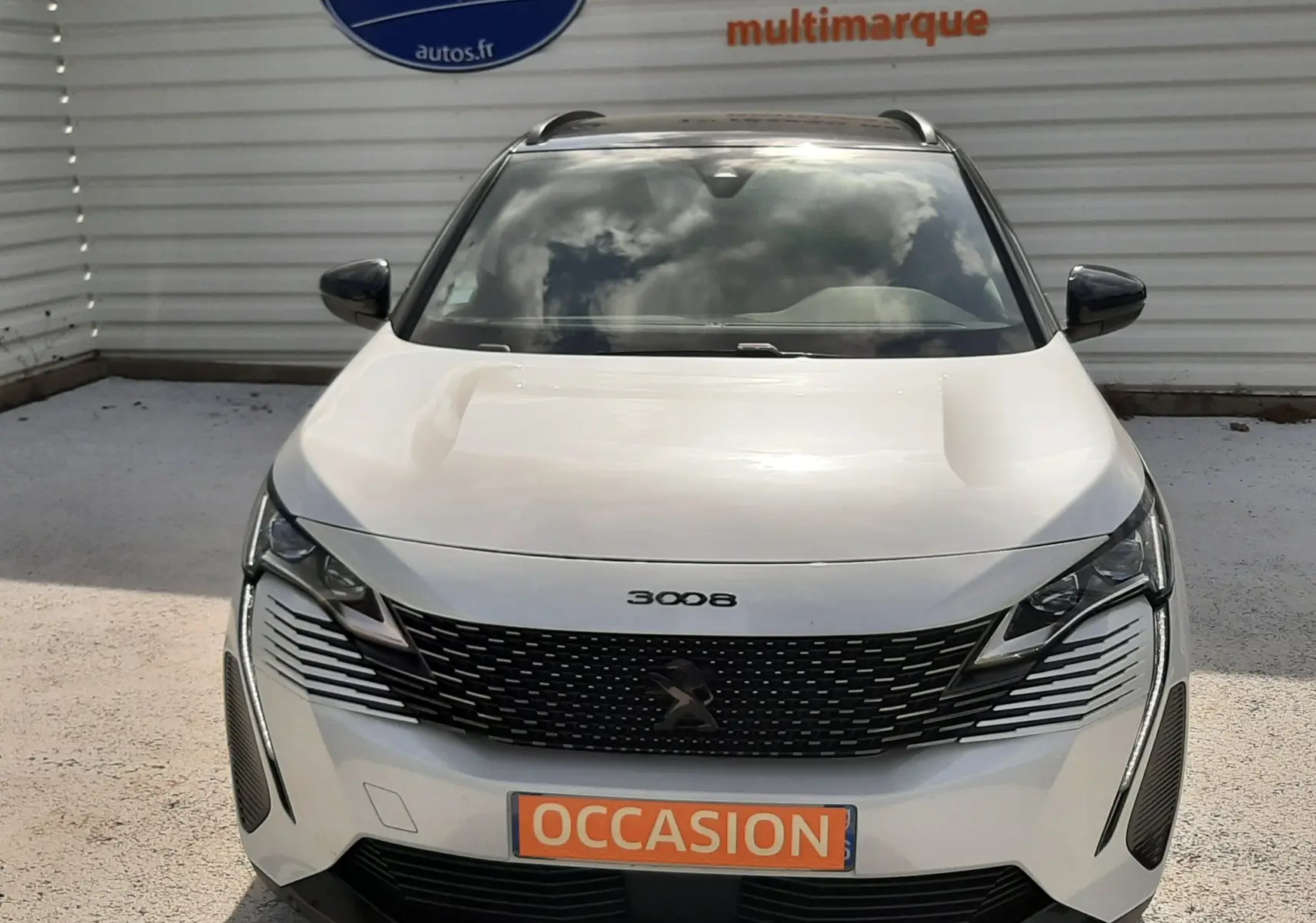 Vue avant d'un Peugeot 3008 blanc nacré avec toit noir, calandre noire distinctive et plaque "OCCASION".