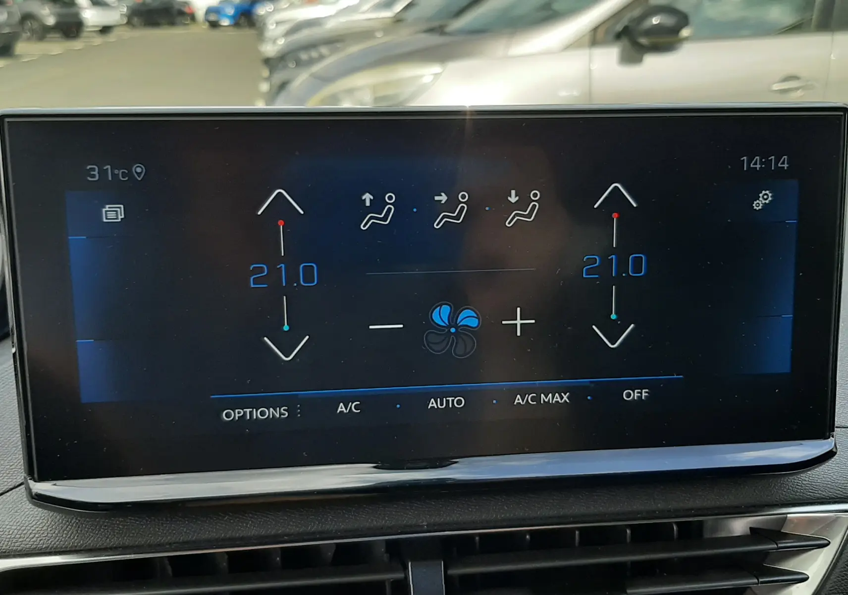 Écran tactile de la climatisation du Peugeot 3008 2022, affichant 21°C en mode automatique, intérieur noir.