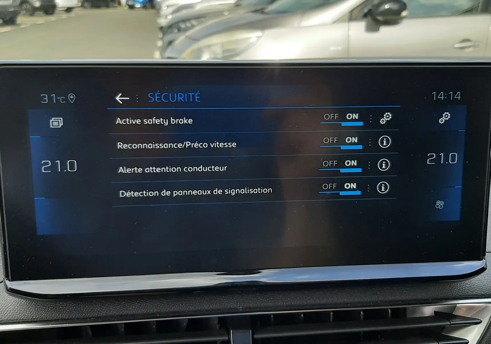 Écran tactile du tableau de bord du Peugeot 3008 2022 affichant les options de sécurité activées, intérieur noir.