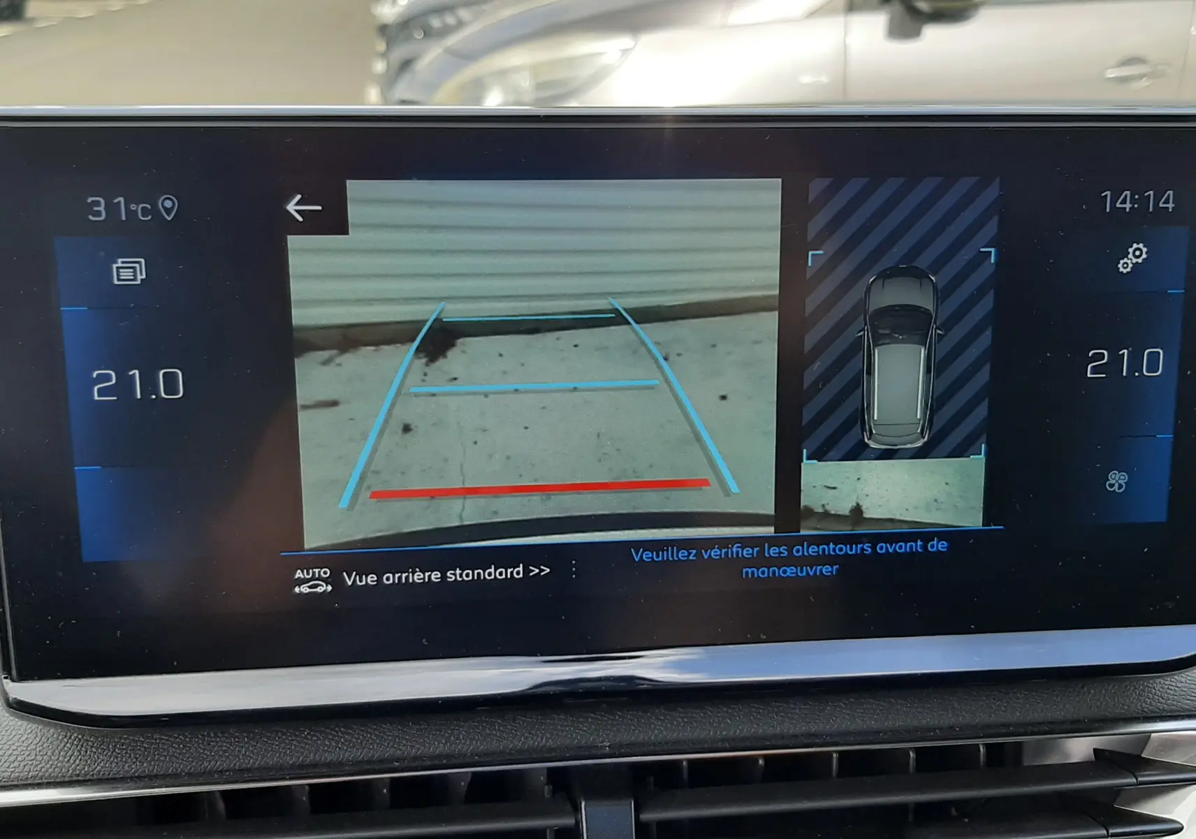 Écran intérieur du Peugeot 3008 2022 montrant la caméra de recul avec guidage et vue 360° du véhicule.