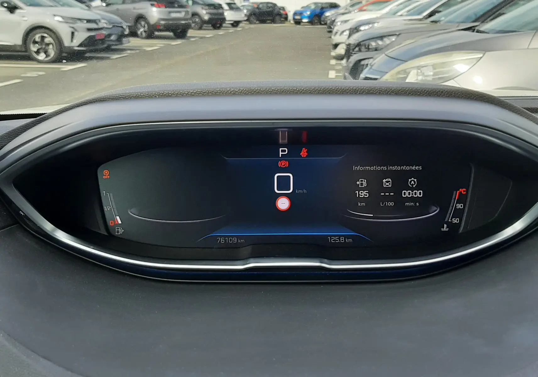 Vue rapprochée du tableau de bord numérique du Peugeot 3008 2022, affichant la vitesse à 0 km/h et les informations de conduite.