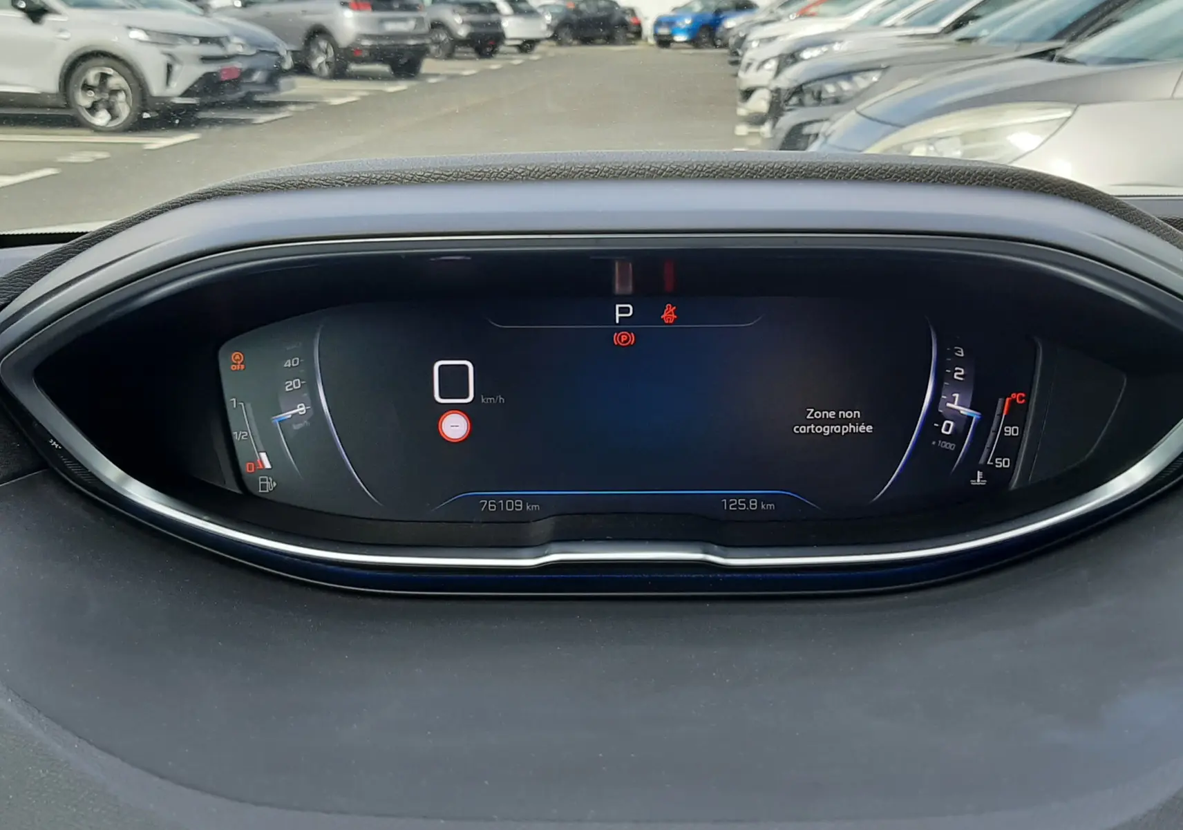 Tableau de bord numérique du Peugeot 3008 2022, affichage en veille avec compteur kilométrique et température moteur.