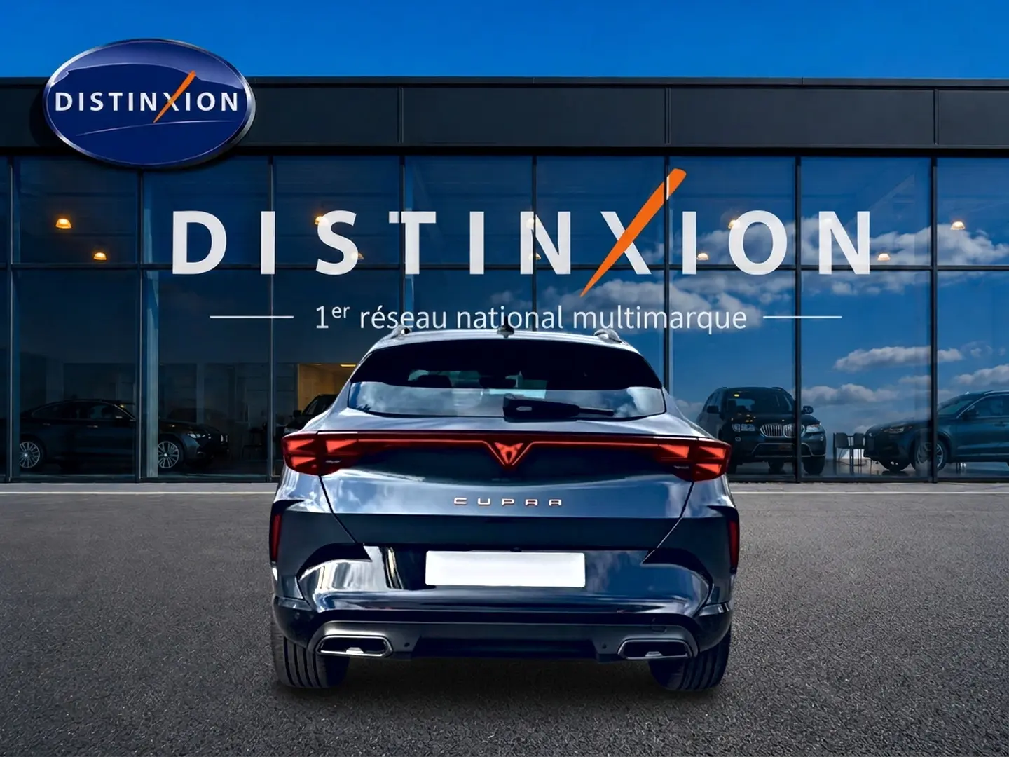 Vue arrière d'une CUPRA Formentor gris magnétique 2026, avec feux LED et double sortie d'échappement visible.