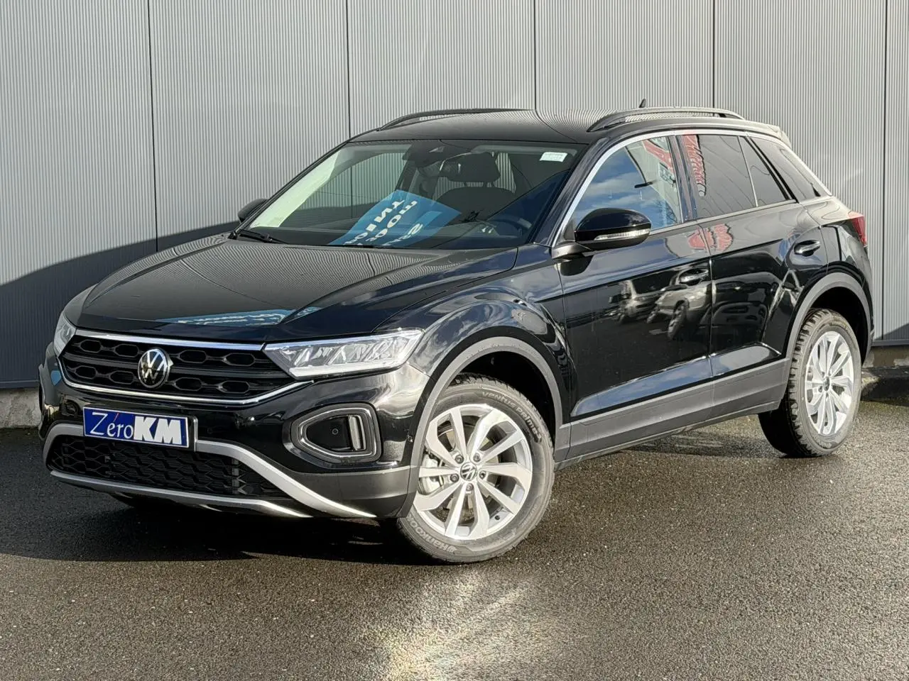 Volkswagen T-Roc Deep Black vue 3/4 avant droit, avec jantes argentées et toit ouvrant panoramique.