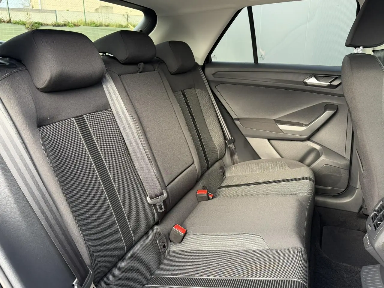 Vue intérieure côté droit des sièges arrière en tissu gris du Volkswagen T-Roc 1.5 TSI 150 DSG Life 30 Years 2025.