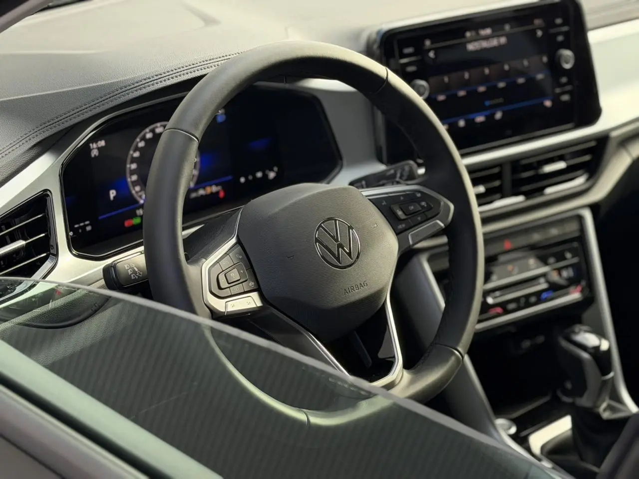 Vue rapprochée du volant multifonction noir et du tableau de bord digital du Volkswagen T-Roc 1.5 TSI 150 DSG Life 30 Years.