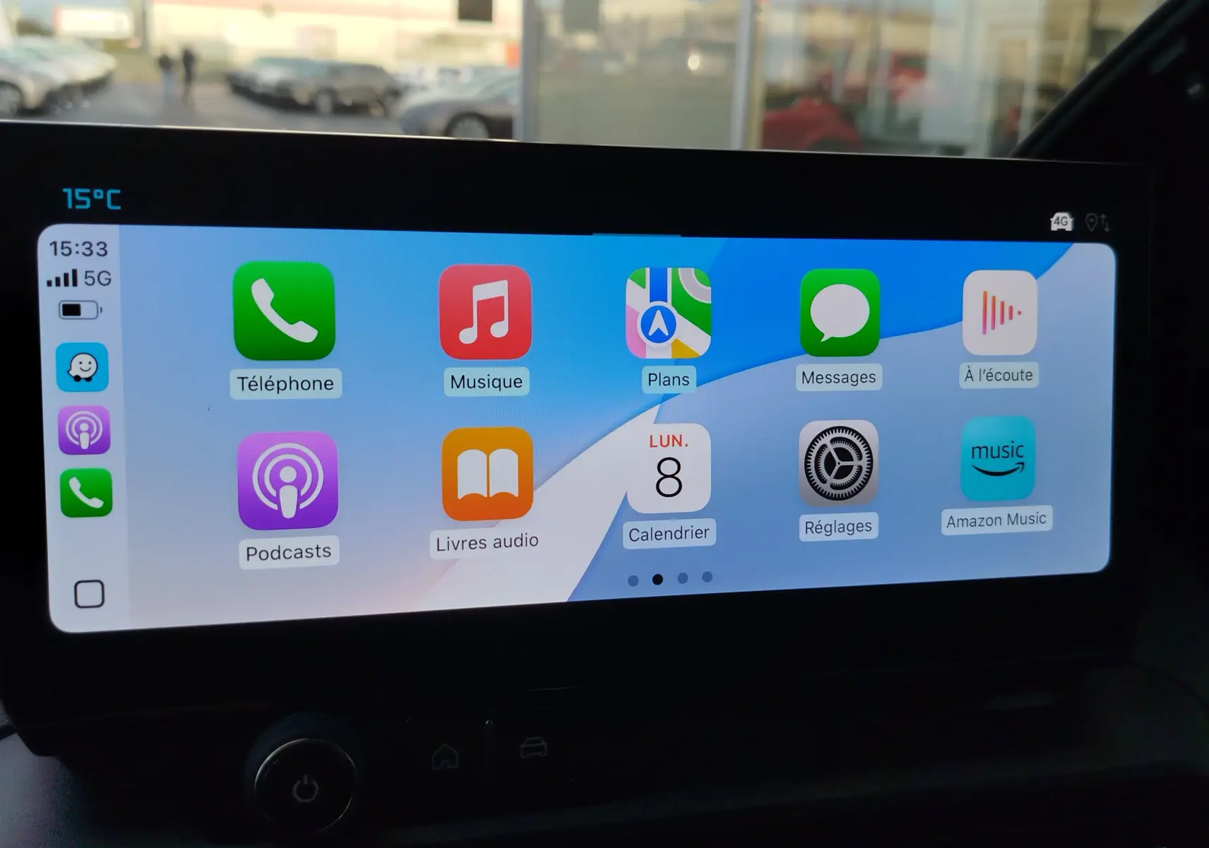 Écran tactile central du Citroën Berlingo 2025 affichant l'interface Apple CarPlay avec diverses applications.