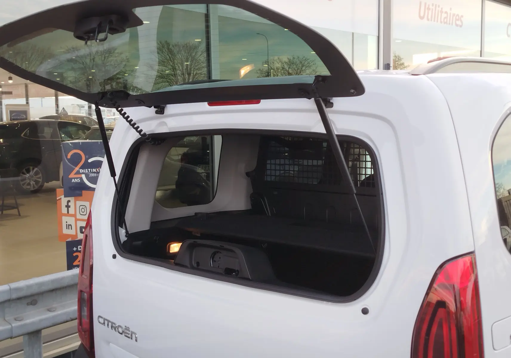 Vue arrière ouverte du Citroën Berlingo Kaolin White 2025, montrant le hayon relevé et l’espace de chargement utilitaire.