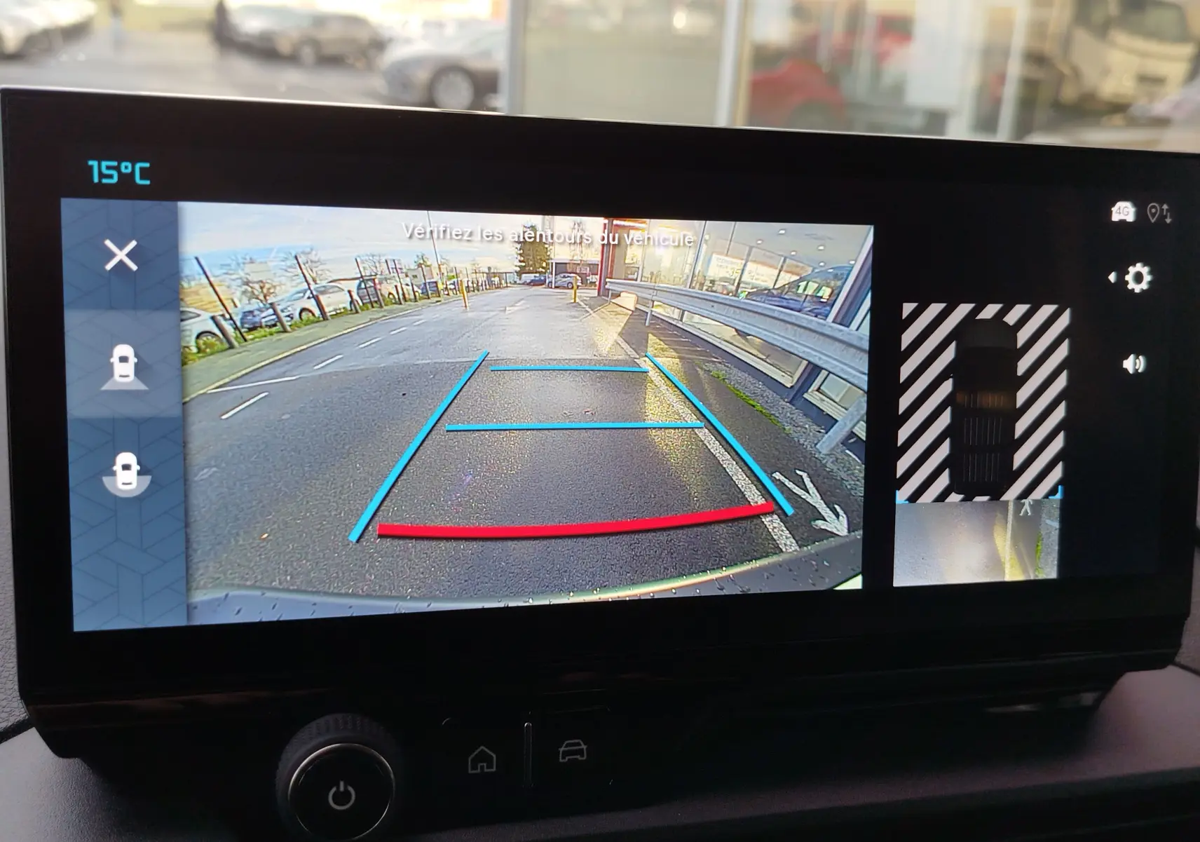 Affichage de la caméra de recul du Citroën Berlingo blanc Kaolin, vue arrière avec lignes de guidage colorées sur écran tactile.