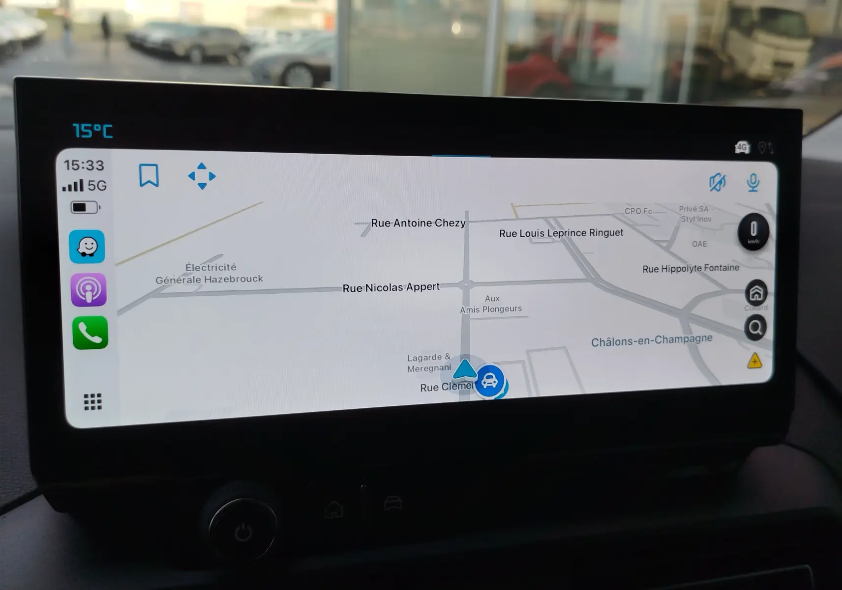 Écran tactile du système de navigation du Citroën Berlingo 2025 affichant une carte avec itinéraire en intérieur noir.