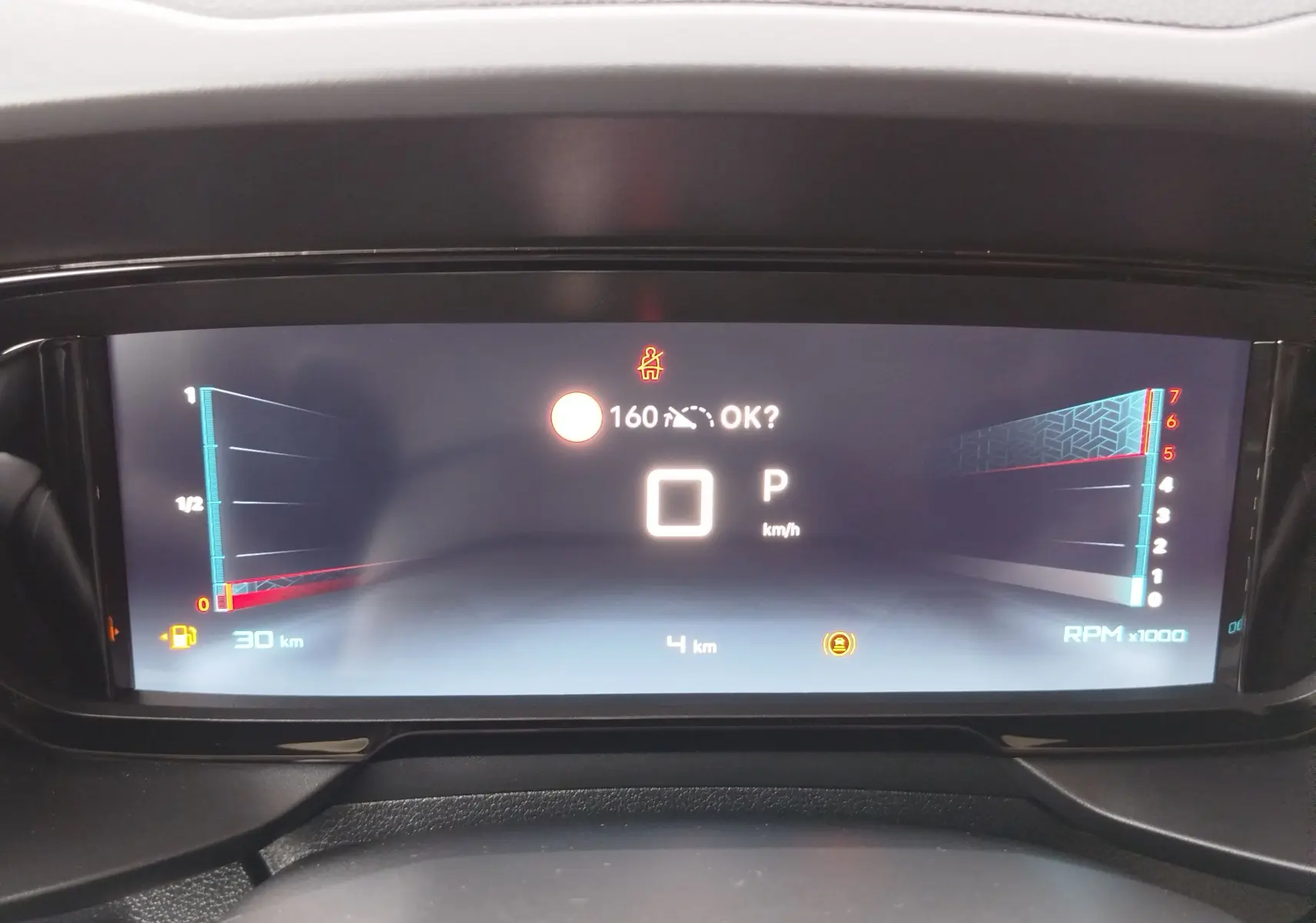 Vue rapprochée du tableau de bord numérique du Citroën Berlingo 2025, affichant la vitesse, régime moteur et alertes.