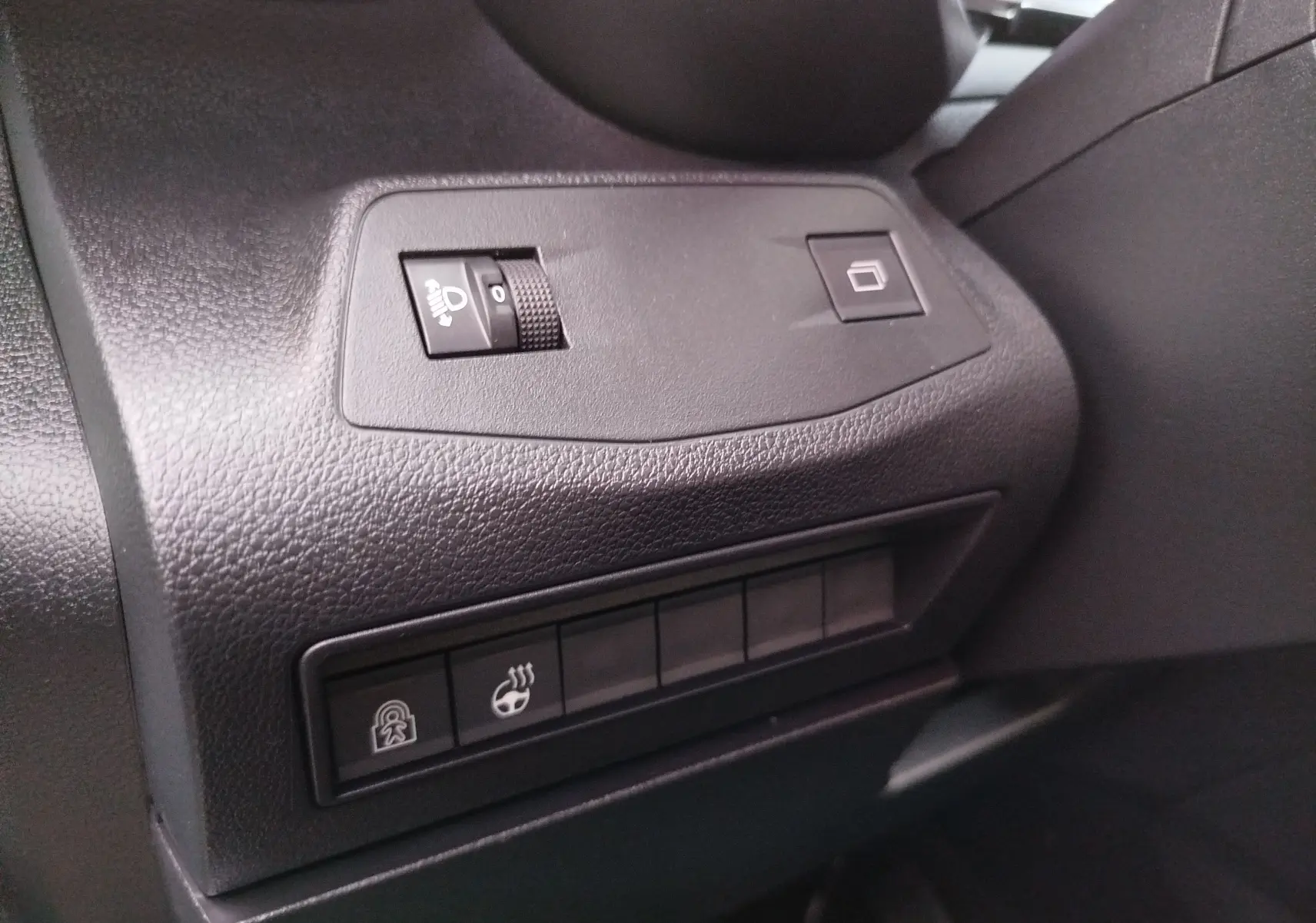 Gros plan sur les commandes noires côté gauche du tableau de bord du Citroën Berlingo 2025 en Kaolin White.