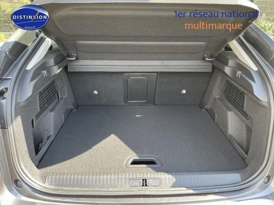 Coffre ouvert vu de l'arrière d'une Citroën C4 platine 2024, montrant un espace de chargement propre et spacieux.