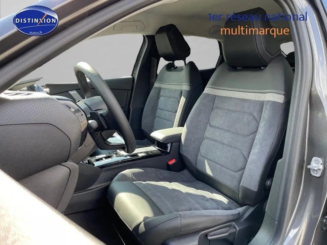 Vue intérieure côté conducteur de la Citroën C4 platine 2024, sièges en cuir et alcantara gris, volant cuir.