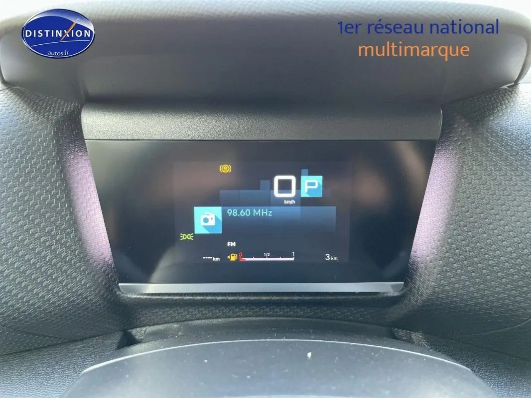 Affichage tête haute numérique de la Citroën C4 platine 2024, vue frontale centrée sur l'écran de bord.