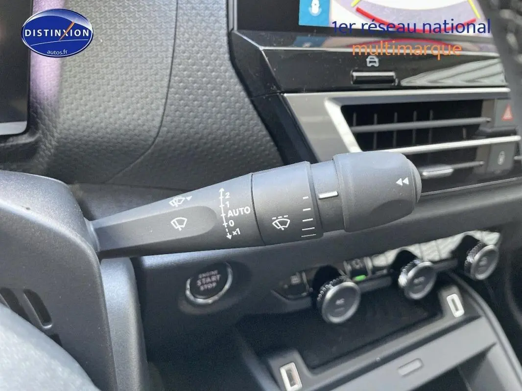 Gros plan sur la commande d’essuie-glace côté gauche du tableau de bord de la Citroën C4 platine 2024.