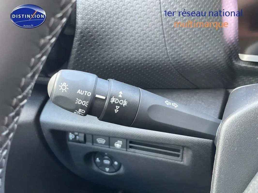 Gros plan sur la commande d’éclairage et clignotants à gauche du volant dans l’habitacle d’une Citroën C4 platine 2024.