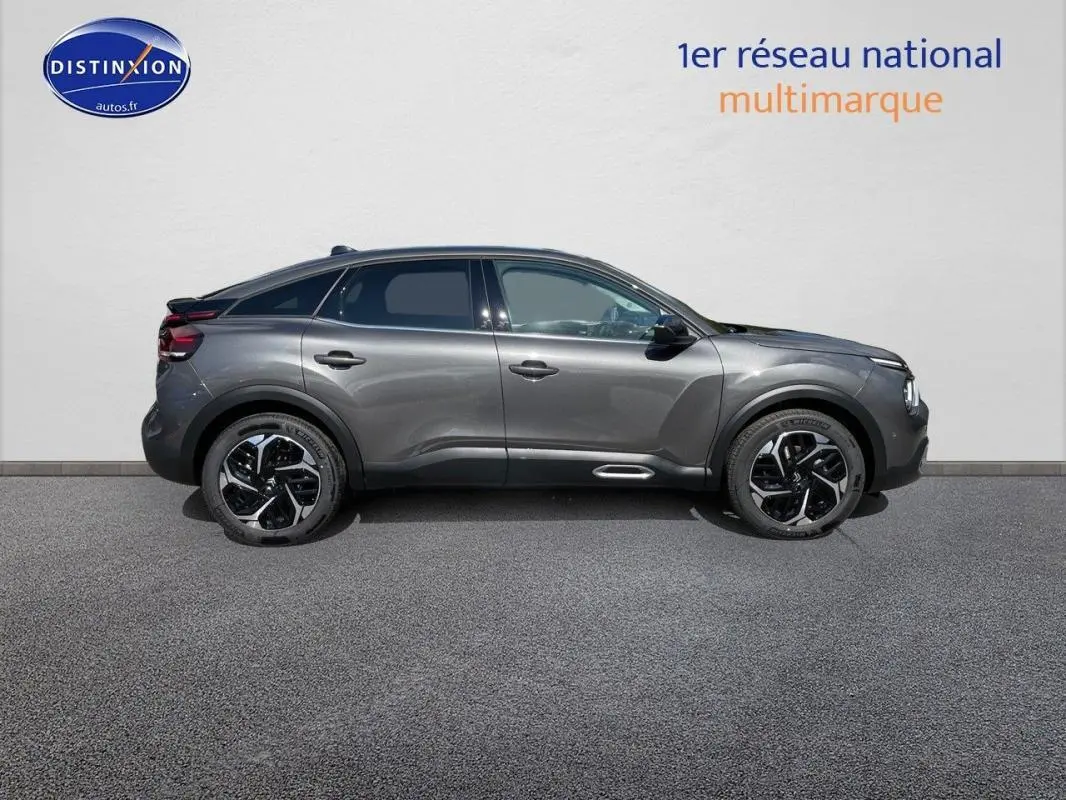 Vue de profil côté gauche d'une Citroën C4 2024 platine avec jantes aluminium et toit noir contrasté.