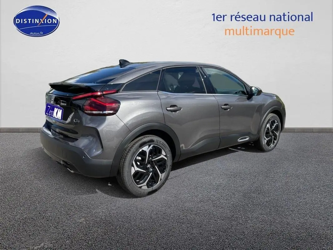 Vue 3/4 arrière droite d'une Citroën C4 platine 2024 avec jantes aluminium et vitres teintées.