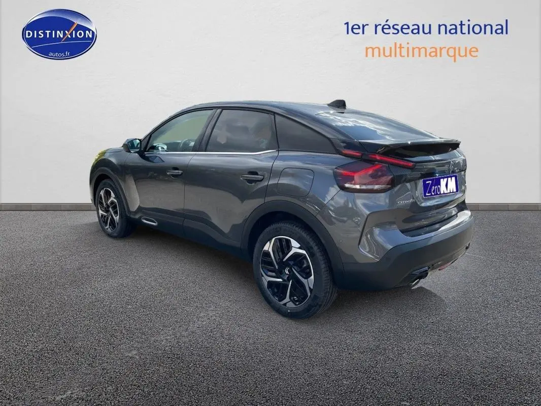 Vue 3/4 arrière droite d'une Citroën C4 platine 2024 avec jantes aluminium et feux arrière LED distinctifs.