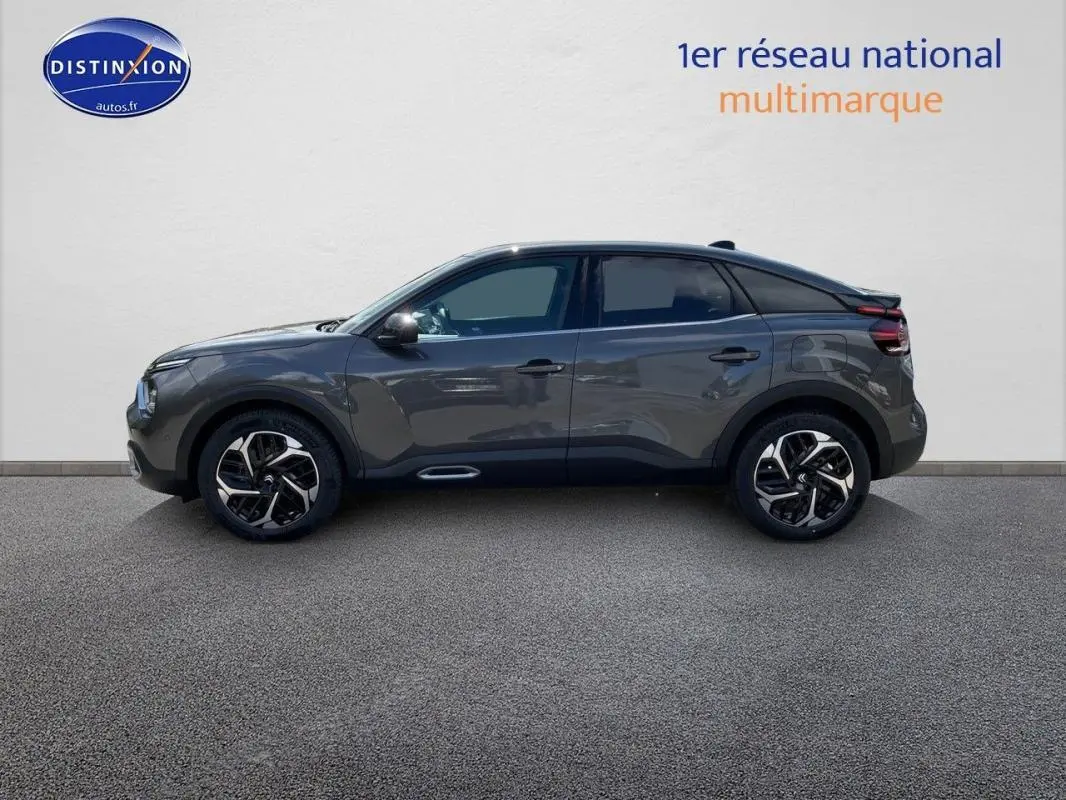 Profil droit d'une Citroën C4 2024 platine avec jantes aluminium et lignes modernes distinctives.