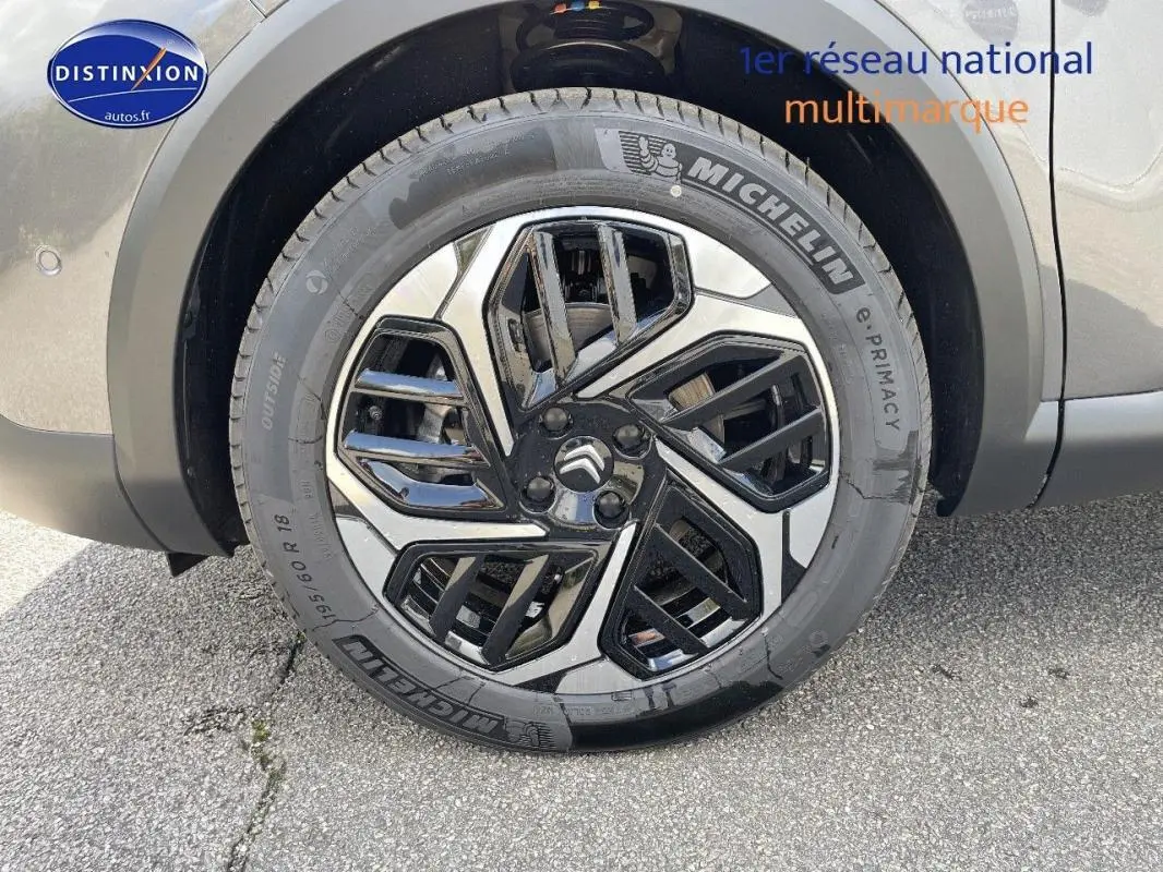 Gros plan sur la jante aluminium noire et argentée du côté gauche d'une Citroën C4 platine 2024.