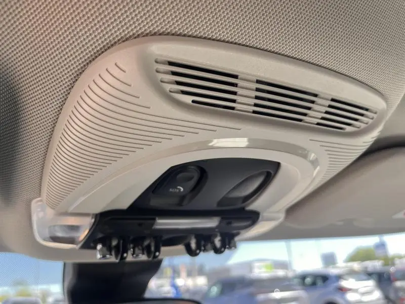 Vue intérieure en gros plan du plafonnier avec commandes SOS et éclairage dans une MINI Countryman British Racing Green.
