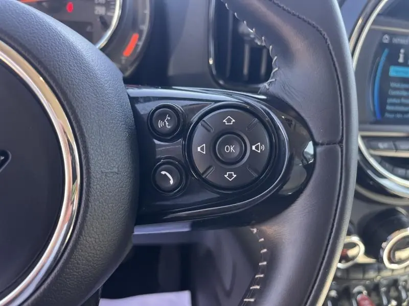 Gros plan sur les commandes multifonctions en cuir noir du volant du MINI Countryman Cooper D 2018.