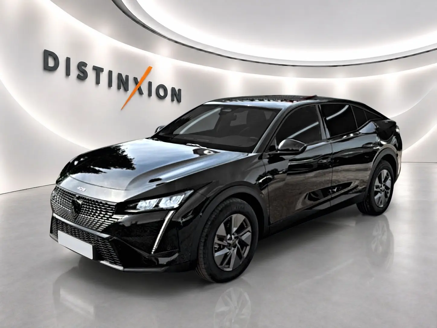 Peugeot 408 Hybrid 136 allure e-dcs6 noire vue 3/4 avant dans un showroom lumineux avec logo Distinxion.