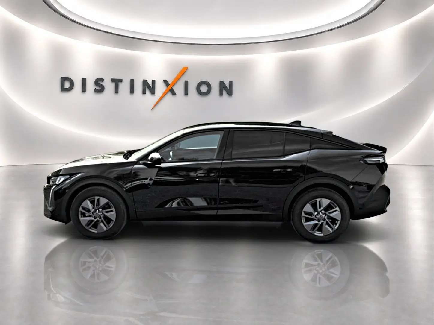 Profil côté gauche d'une Peugeot 408 Hybrid 136 allure e-dcs6 noire, avec jantes alu et vitres surteintées.