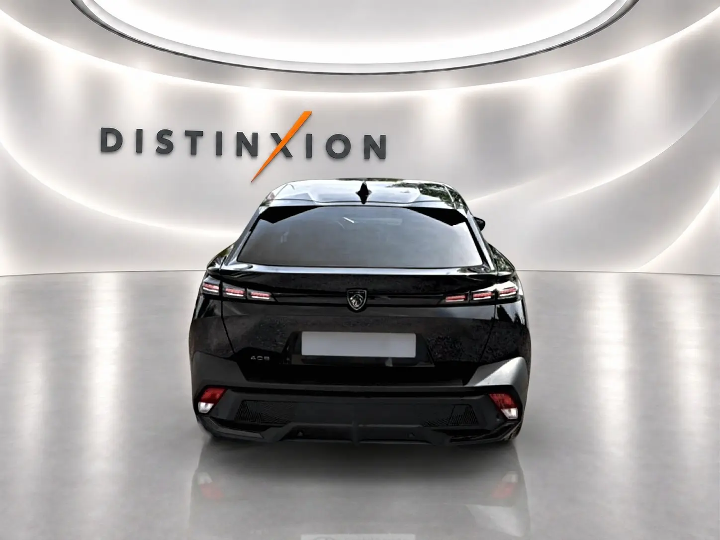 Vue arrière d'une Peugeot 408 Hybrid 136 allure e-dcs6 noire, avec feux arrière LED et lunette arrière surteintée.