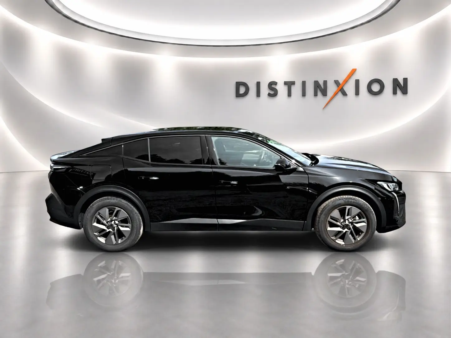 Peugeot 408 Hybrid 136 allure noir vue de profil côté gauche dans un showroom lumineux avec logo Distinxion.