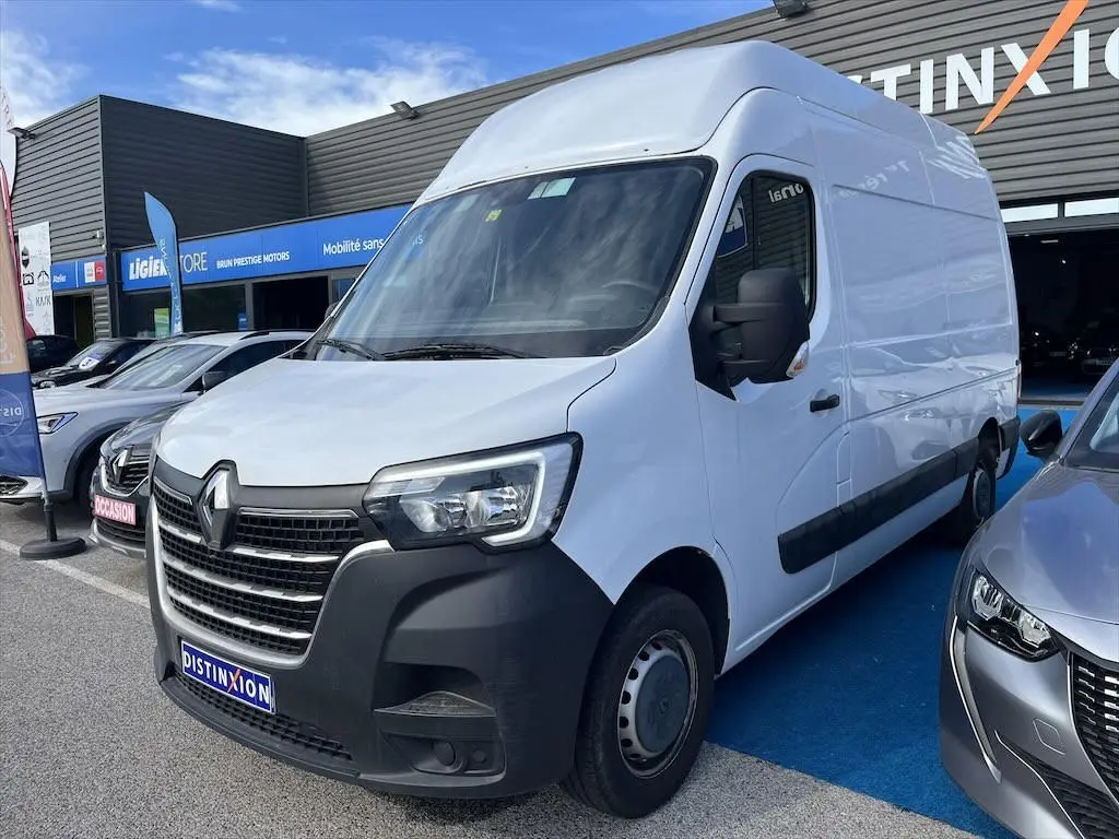 Renault Master blanc en 3/4 avant droit, fourgon utilitaire avec calandre noire et logo Renault visible.