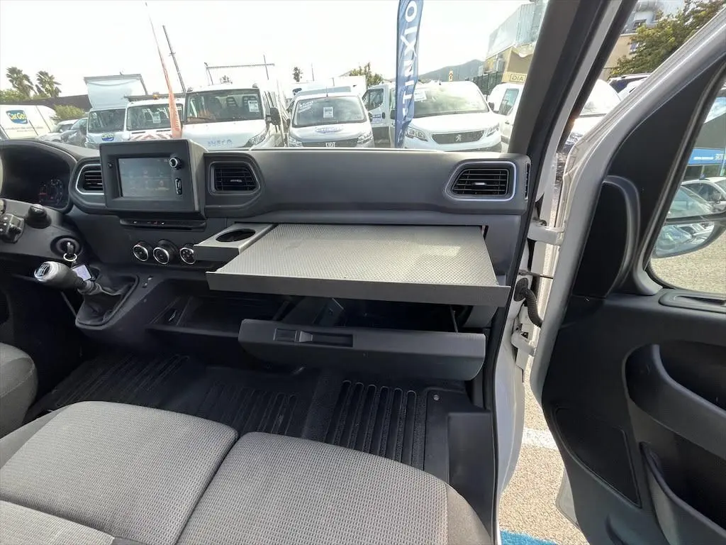 Intérieur du Renault Master 2021 blanc, vue côté passager montrant la planche amovible et la console ouverte.