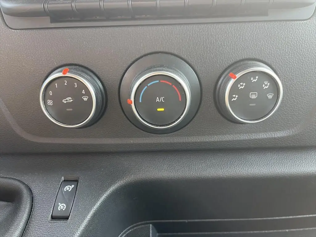 Commandes de climatisation du Renault Master 2021 en gros plan, avec réglages de ventilation et température sur fond noir.