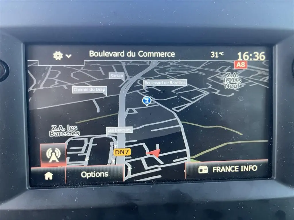 Écran de navigation du Renault Master 2021 affichant une carte avec itinéraire et options radio visibles.