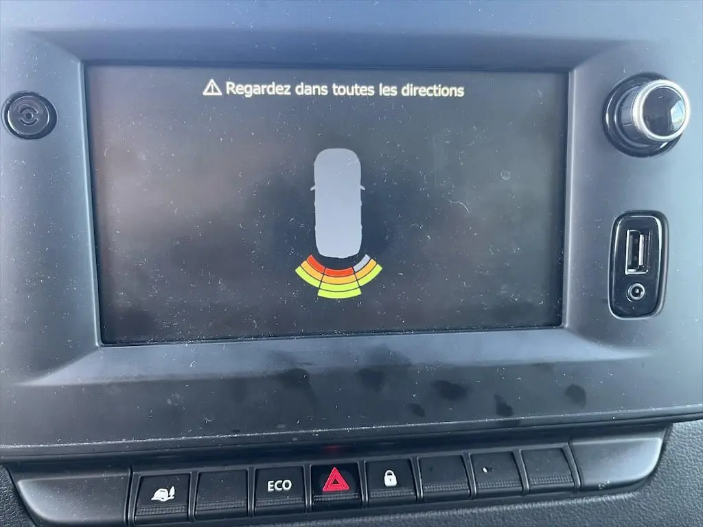 Écran central du tableau de bord du Renault Master 2021 affichant l'alerte de proximité avec boutons de commande en dessous.