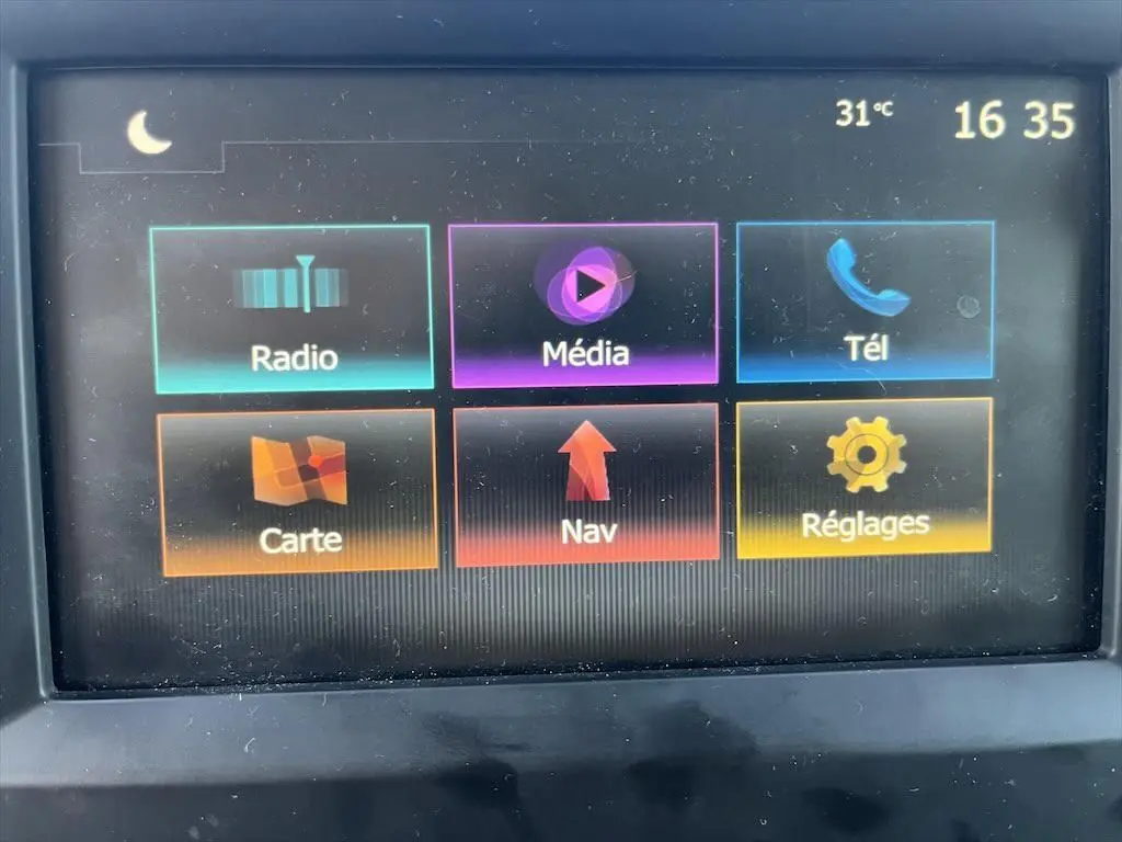 Écran tactile multimédia du Renault Master 2021 affichant les options Radio, Média, Tél, Carte, Nav et Réglages.