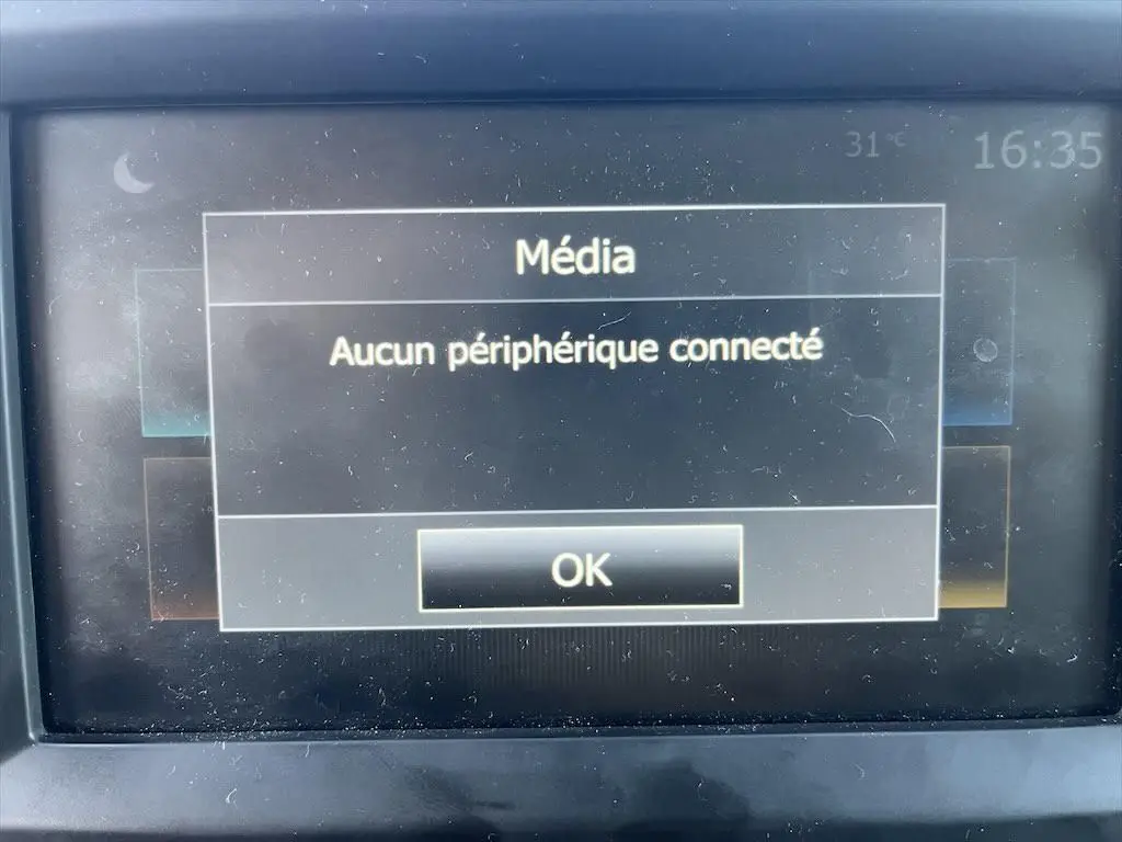 Écran multimédia du Renault Master 2021 affichant "Aucun périphérique connecté" avec bouton OK visible.