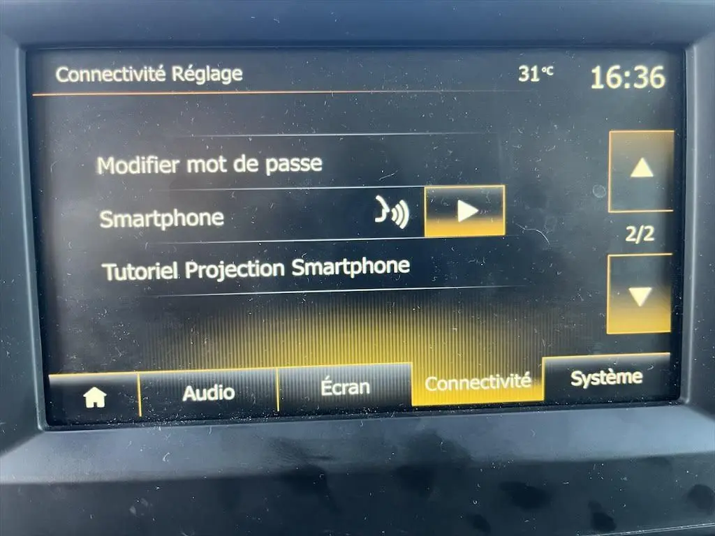 Écran tactile intérieur du Renault Master blanc 2021 affichant les réglages de connectivité smartphone.