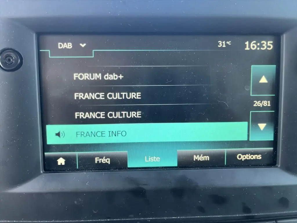 Écran tactile du système multimédia du Renault Master 2021 affichant les stations radio DAB en intérieur véhicule.