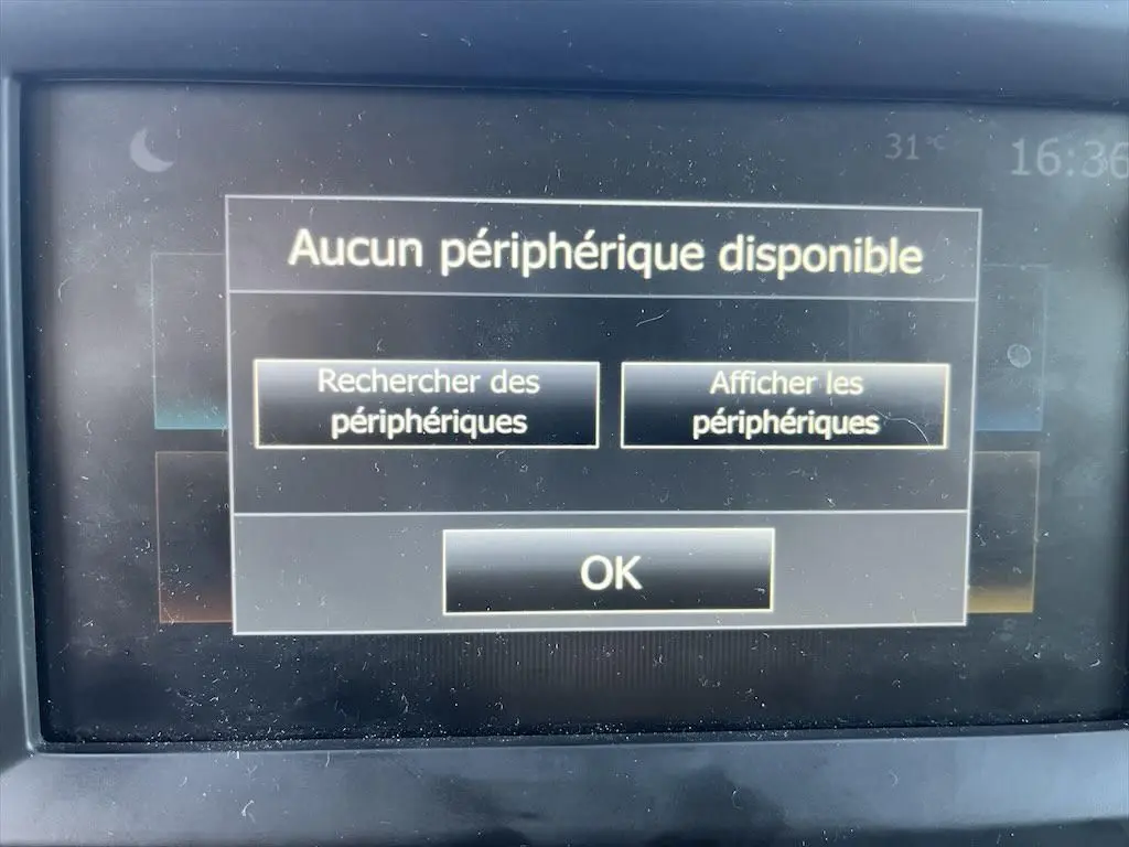 Écran tactile du système multimédia du Renault Master blanc, affichant un message d'absence de périphérique connecté.
