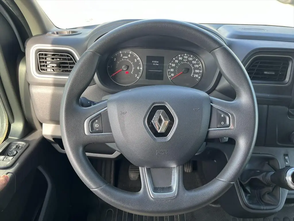 Vue rapprochée du volant noir et du tableau de bord du Renault Master 2.3 DCI 135, avec commandes intégrées au volant.