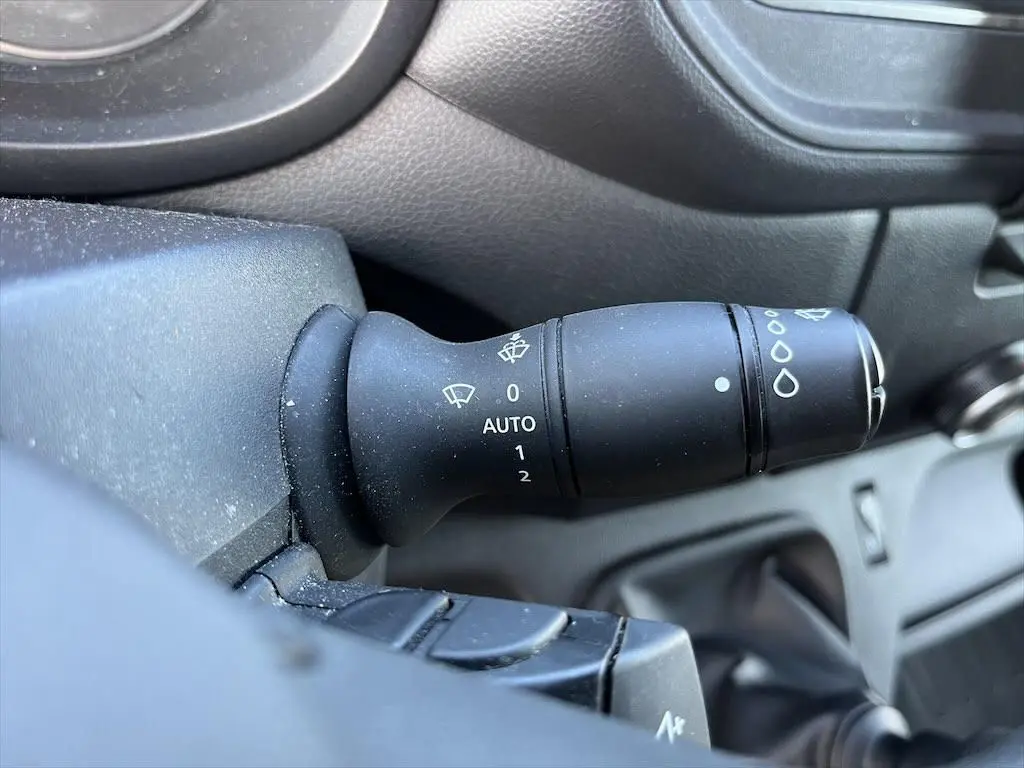 Gros plan sur la commande d'essuie-glace noire du tableau de bord intérieur du Renault Master blanc de 2021.