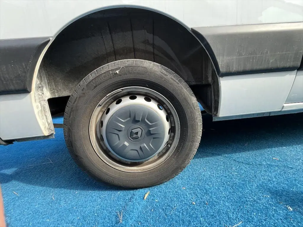 Gros plan sur la roue arrière gauche blanche du Renault Master 2.3 DCI 135 L2H3 avec enjoliveur Renault.