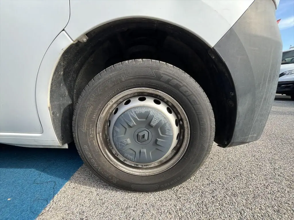Gros plan sur la roue avant gauche blanche d'un Renault Master 2.3 DCI 135 avec jante acier et enjoliveur Renault.