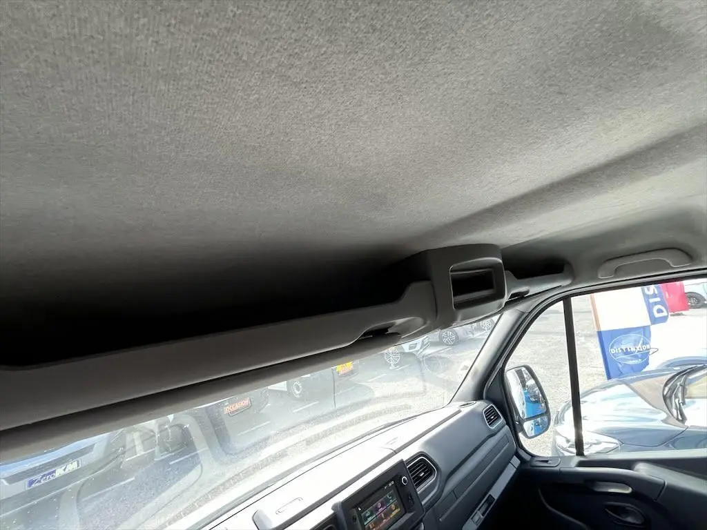 Vue intérieure du plafond et tableau de bord côté droit du Renault Master blanc, avec rétroviseur et partie de la portière visible.